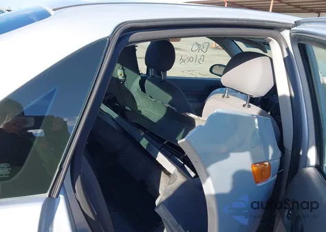 2005 Ford Focus Zx4 z USA, uszkodzony, nr VIN 1FAFP34N95W268472